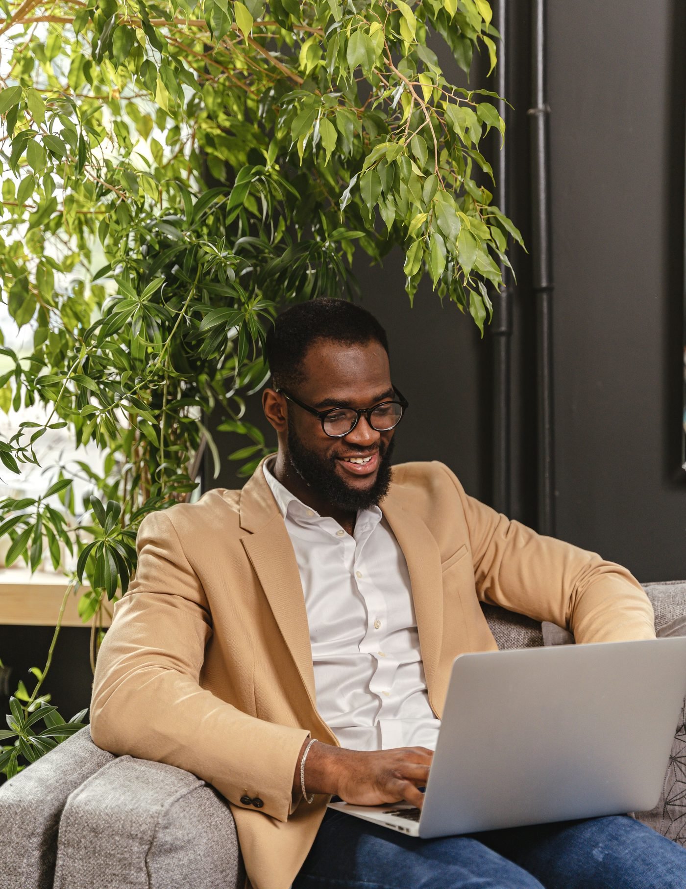 Conseiller en gestion de patrimoine indépendant souriant